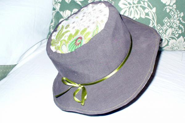 chapeau taupe et vert
